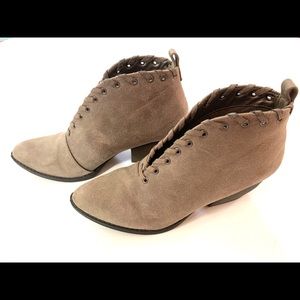 Chunky heel booties in Tan